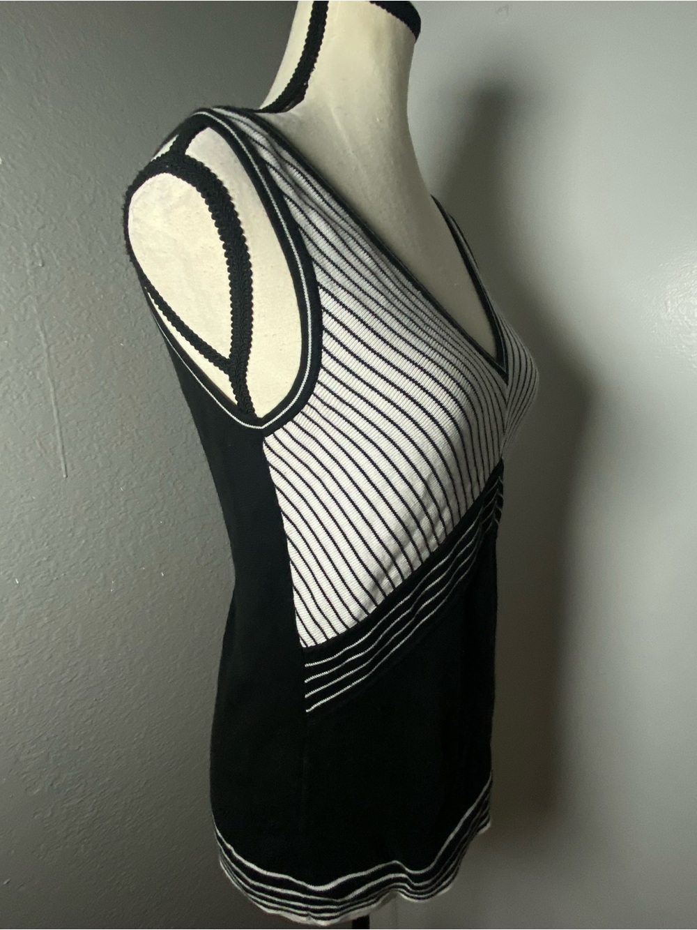 Y2K Black & White Stripe Sleeveless Knit Top Size Small - Picture 2 of 5
